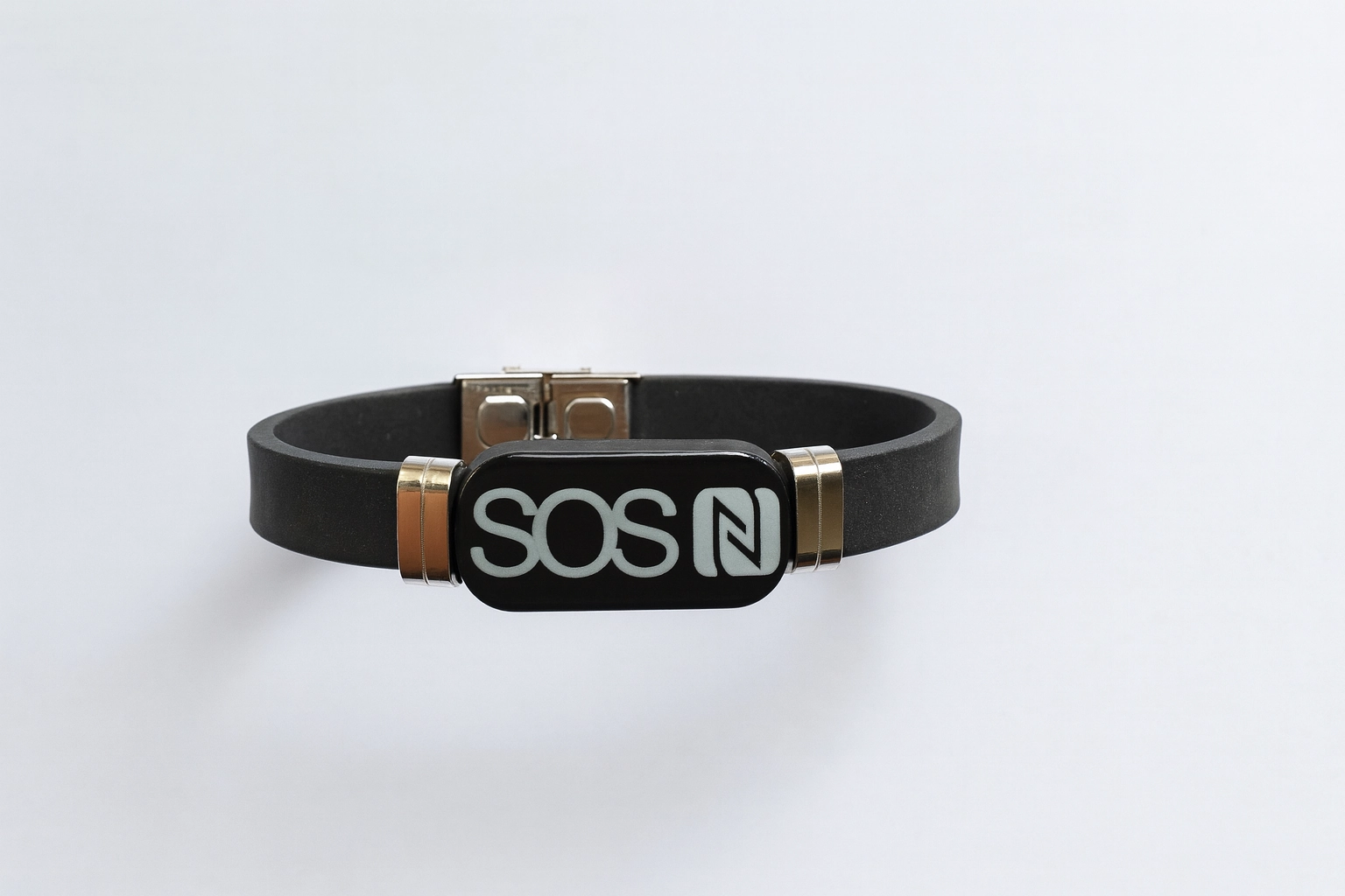 Armband/Anhänger mit QR- und NFC-Symbol vor hellem, modernen Hintergrund