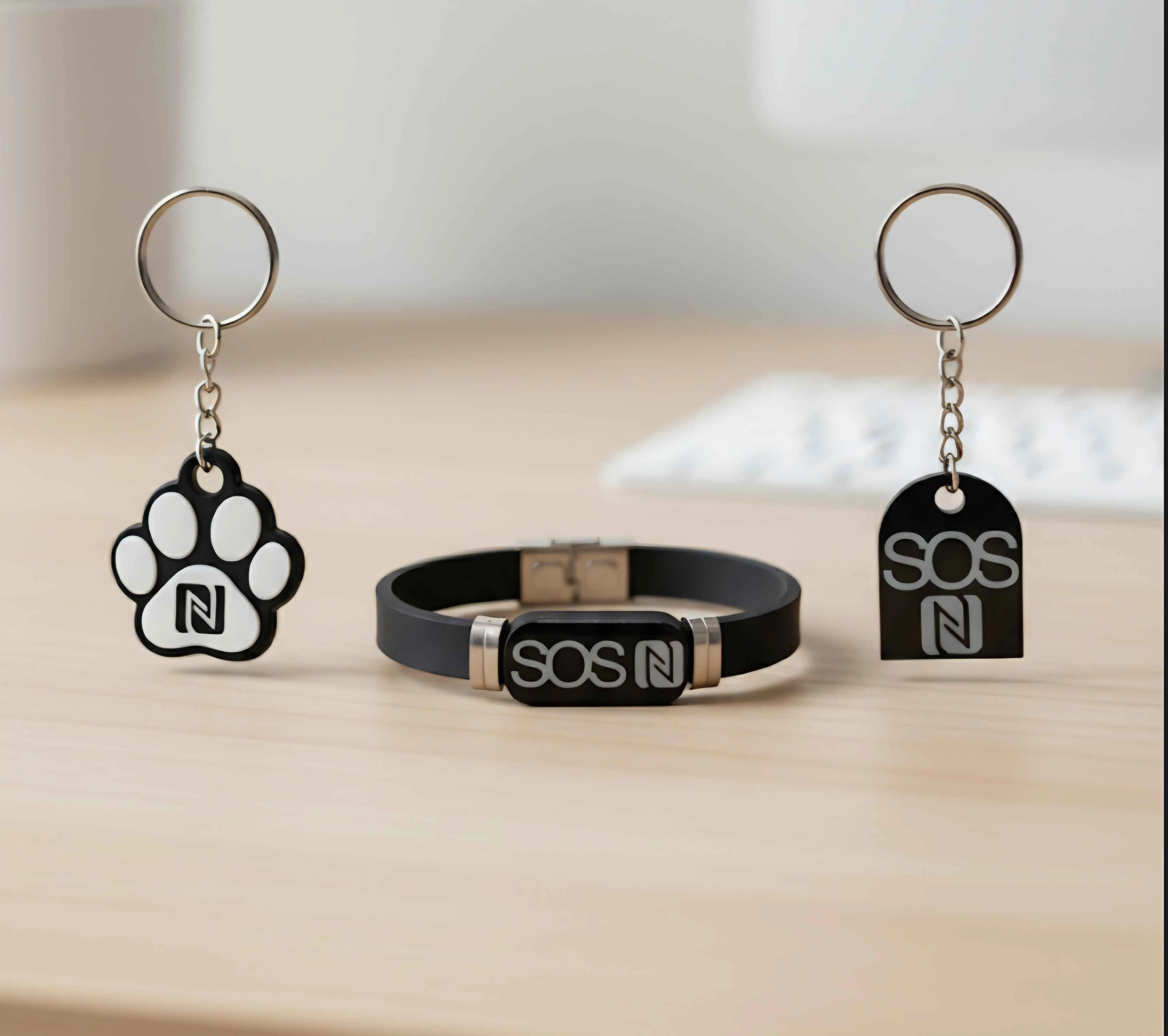 Positive Szene: Familie, Haustier oder Reisetasche mit Anhänger